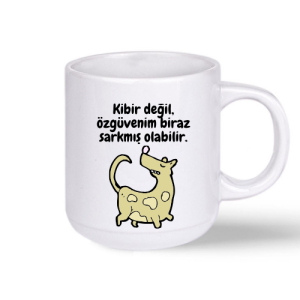 “Kibir Değil, Özgüvenim Sarkmış Olabilir” yazılı beyaz seramik kupa bardak, esprili tasarım.