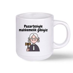 “Pazartesiyle Mahkemelik Gibiyiz” yazılı beyaz seramik kupa bardak, esprili tasarım.