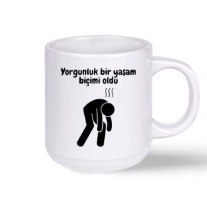 “Yorgunluk Bir Yaşam Biçimi Oldu” yazılı beyaz seramik kupa bardak, esprili tasarım.