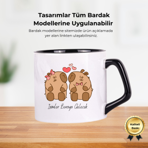 Siyah kulplu ve siyah içli kupa üzerinde birbirine bakan papyonlu ve fiyonklu kapibara çizimi.