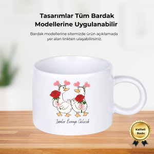 Beyaz kupa üzerinde ellerinde kırmızı gül tutan ve kafalarında yaylı kalp olan iki ördek çizimi.