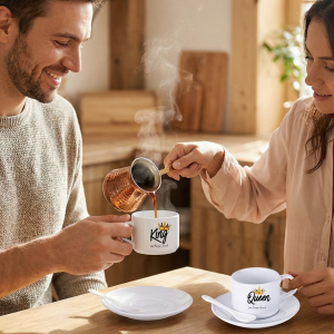 Beyaz Türk kahvesi fincanı, tabağı ve kaşığı. Üzerinde altın taç, King ve Queen yazısı olan isimli set.