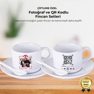 Üzerinde çift fotoğrafı ve Spotify müzik çalar QR kodu olan kaşıklı Türk kahvesi fincan seti.