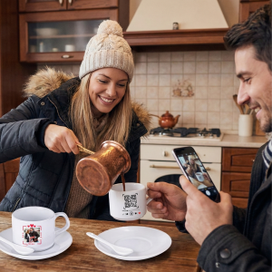 Üzerinde çift fotoğrafı ve Spotify müzik çalar QR kodu olan kaşıklı Türk kahvesi fincan seti.