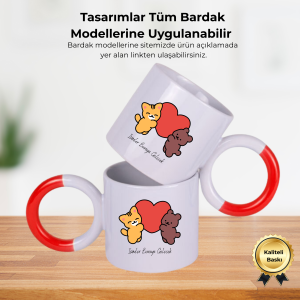 Kırmızı kulplu iki adet kupa üzerinde kırmızı kalbe sarılan sarı ve kahverengi ayıcık çizimi.